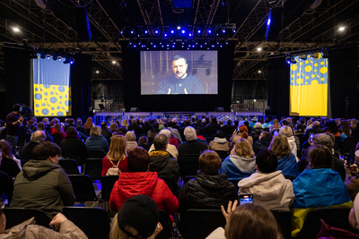 911177 Afbeelding van de 1-jarige herdenking van de Russische inval in de Oekraïne in de Jaarbeurs te Utrecht, tijdens ...